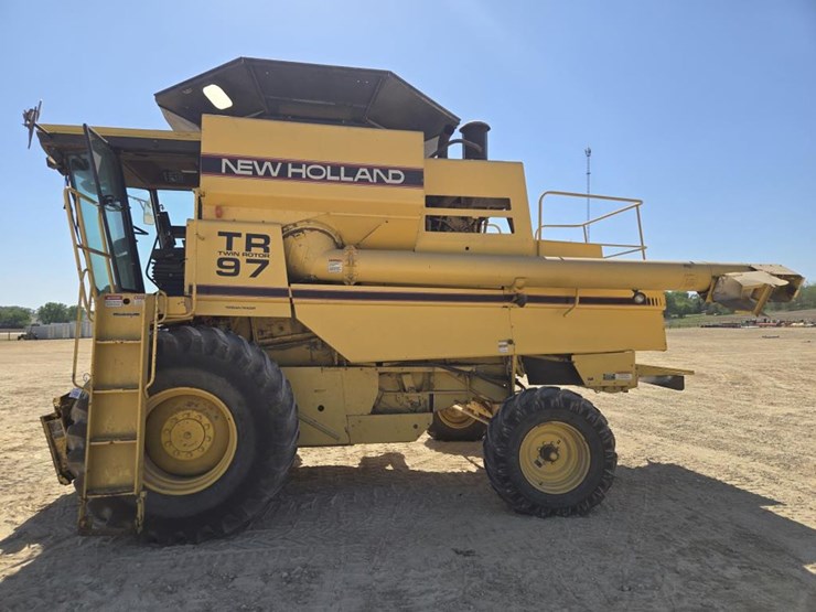 new-holland-tr97-image-4