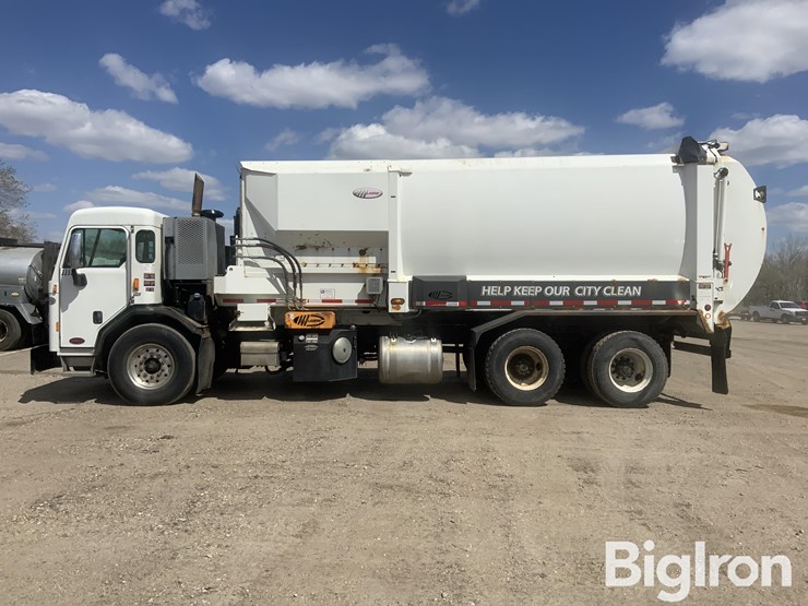 2015-peterbilt-320-image-8