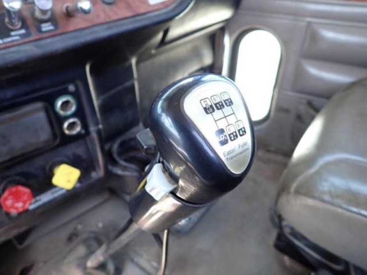 2004-peterbilt-379-image-16