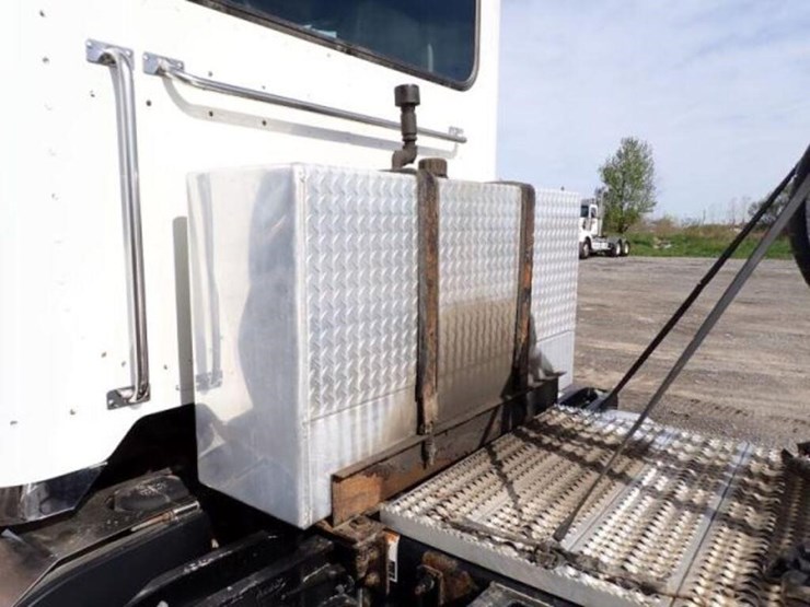 2013-peterbilt-367-image-46
