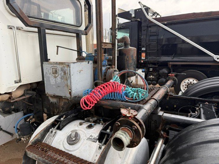 2013-peterbilt-367-image-10