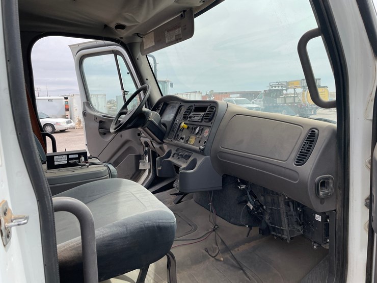 2008-freightliner-m2-106-image-60