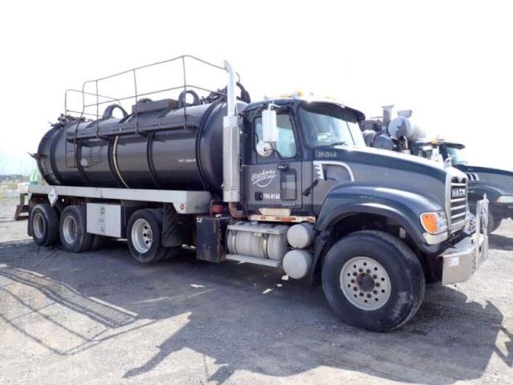 inoperable-2005-mack-cv713-tri/a-vacuum-truck-1m2a-image-3
