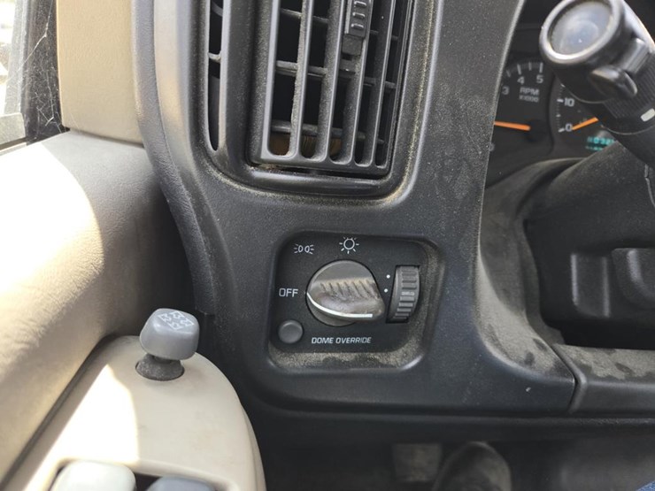 2003-gmc-5500-image-28