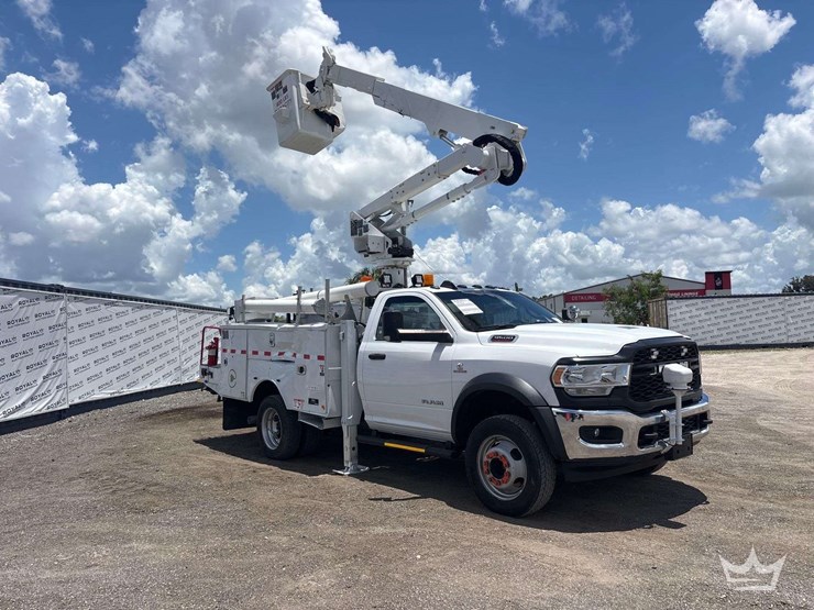2021-ram-5500-chassis-4x4-altec-at37g-37ft.-bucket-truck-image-2