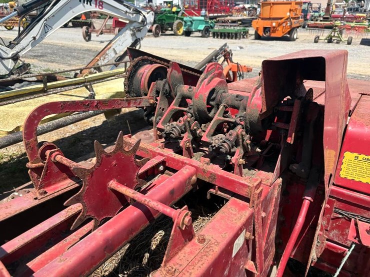 new-holland-273-image-4