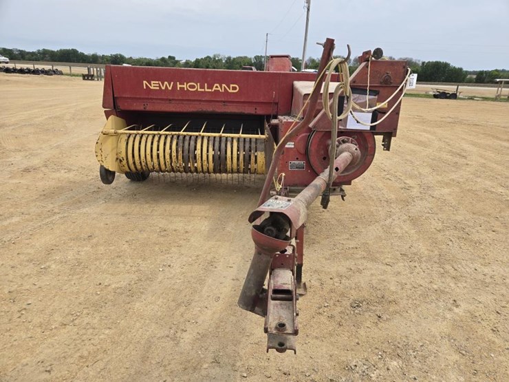 new-holland-320-image-2