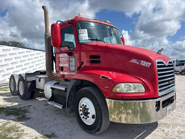 2013-mack-cxu613-t/a-day-cab-truck-tractor-image-2