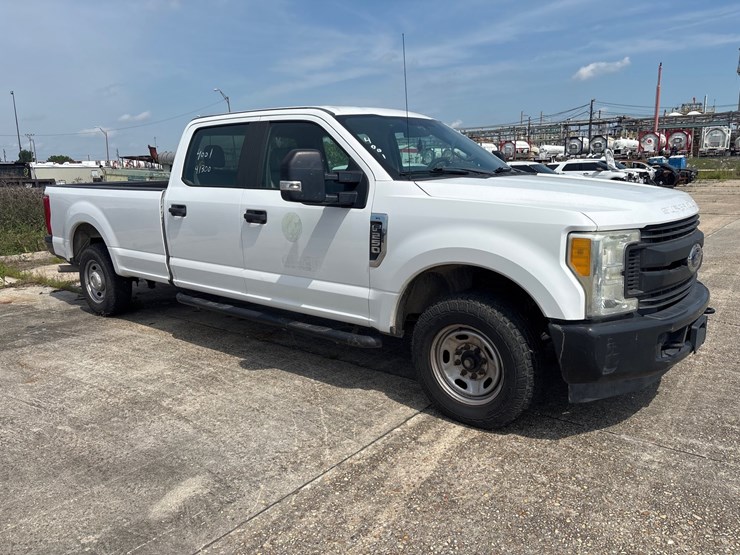 #12-•-2017-ford-3/4-ton-truck-image-2