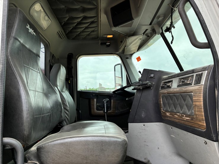 2016-freightliner-coronado-122-sd-image-8