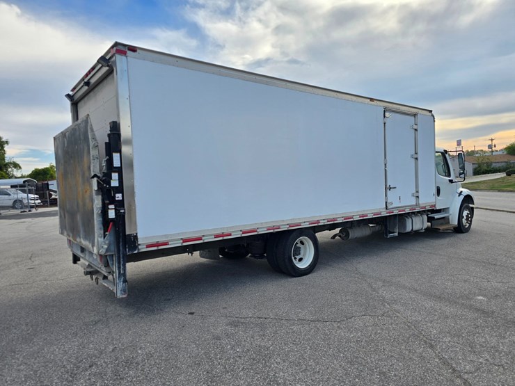 2014-freightliner-m2-106-image-31