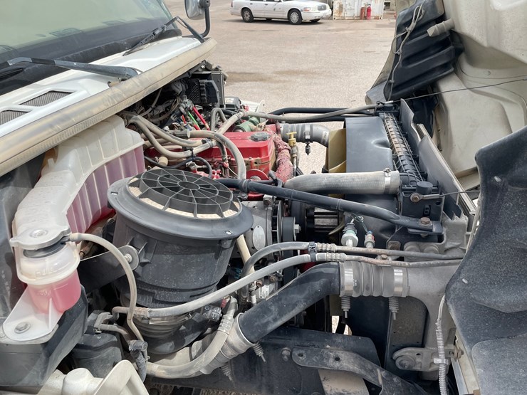 2008-freightliner-m2-106-image-44