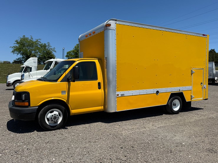 #48-•-2009-gmc-box-truck-image-1