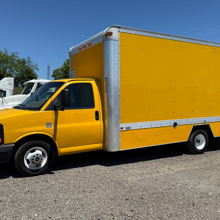#48 • 2009 GMC BOX TRUCK