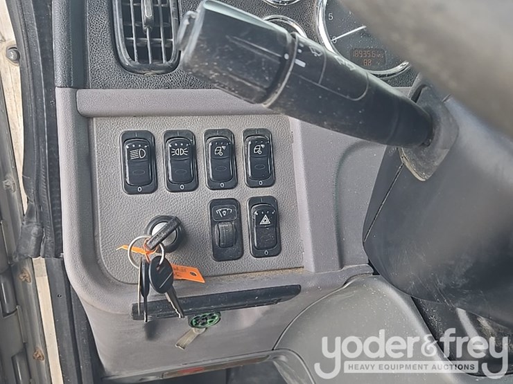 2010-peterbilt-367-image-57