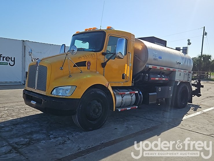 2016-kenworth-t300-image-1