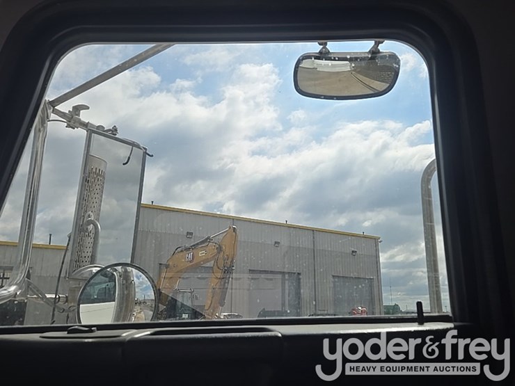 2010-peterbilt-367-image-52