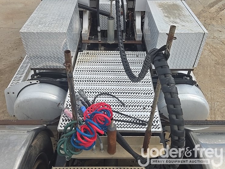 2010-peterbilt-367-image-32