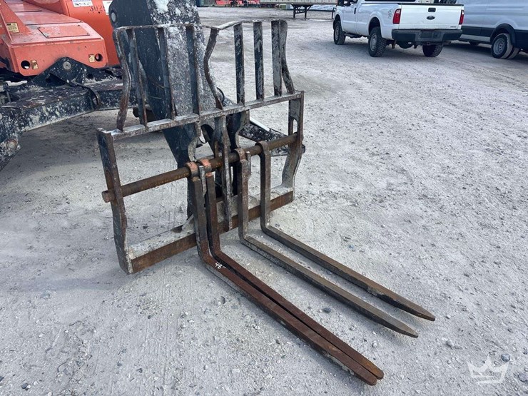 2018-jlg-10054-10,000lb-4x4-rough-terrain-telehandler-image-13