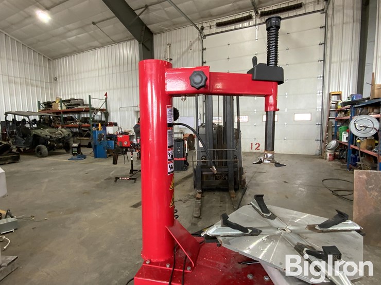 2025-massey-ferguson-730-image-15