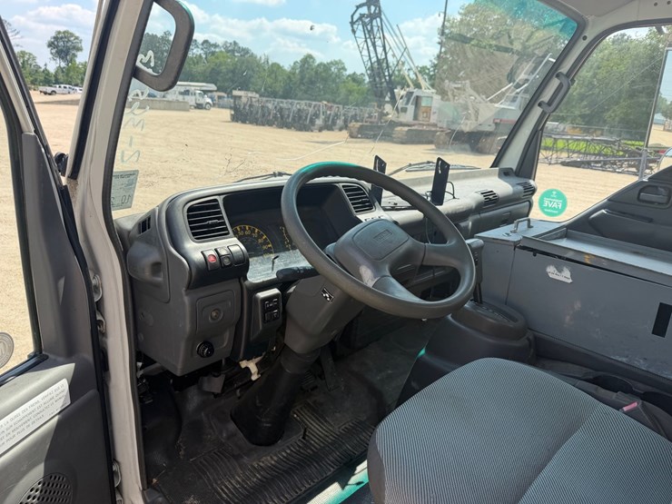 2005-isuzu-npr-image-8