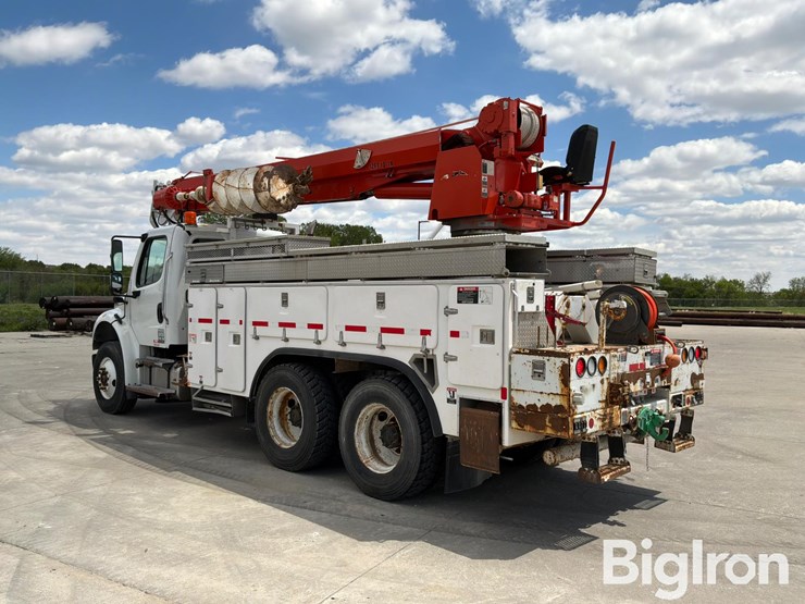 2010-freightliner-m2-106-image-7