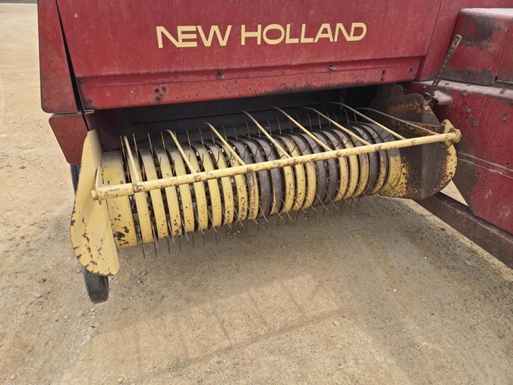new-holland-320-image-5