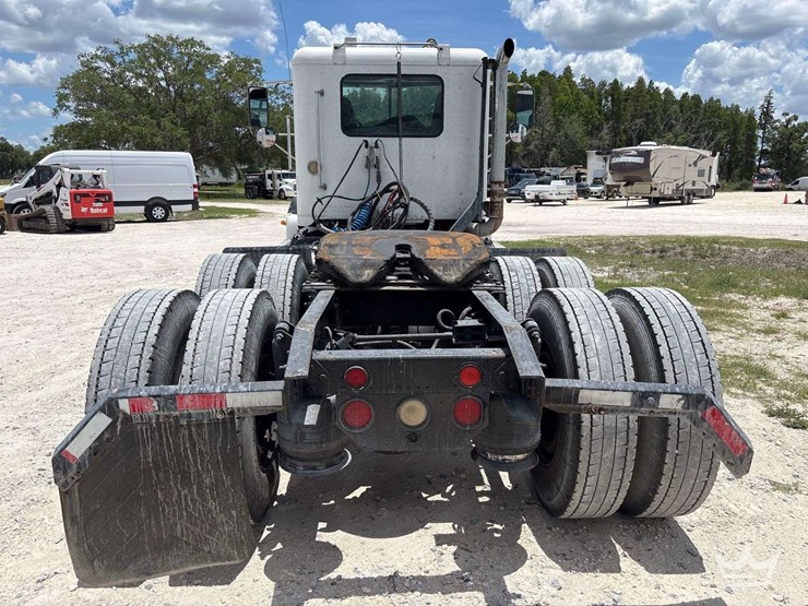 2000-freightliner-fld120-image-12