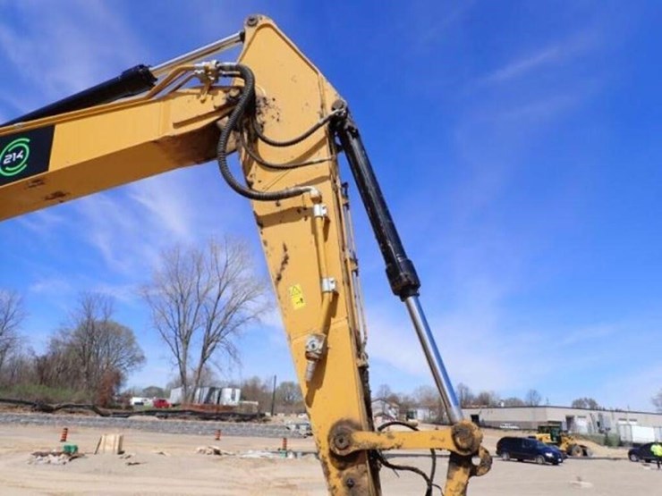 2021-caterpillar-323-image-24