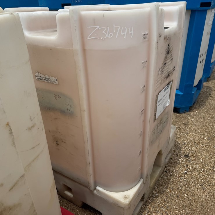 #1658 • 330 GALLON PLASTIC STORAGE OIL TANK