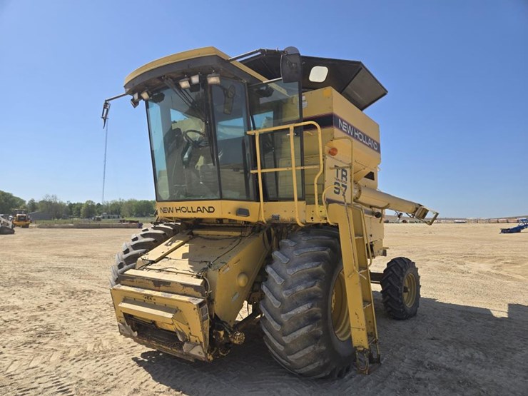 new-holland-tr97-image-3
