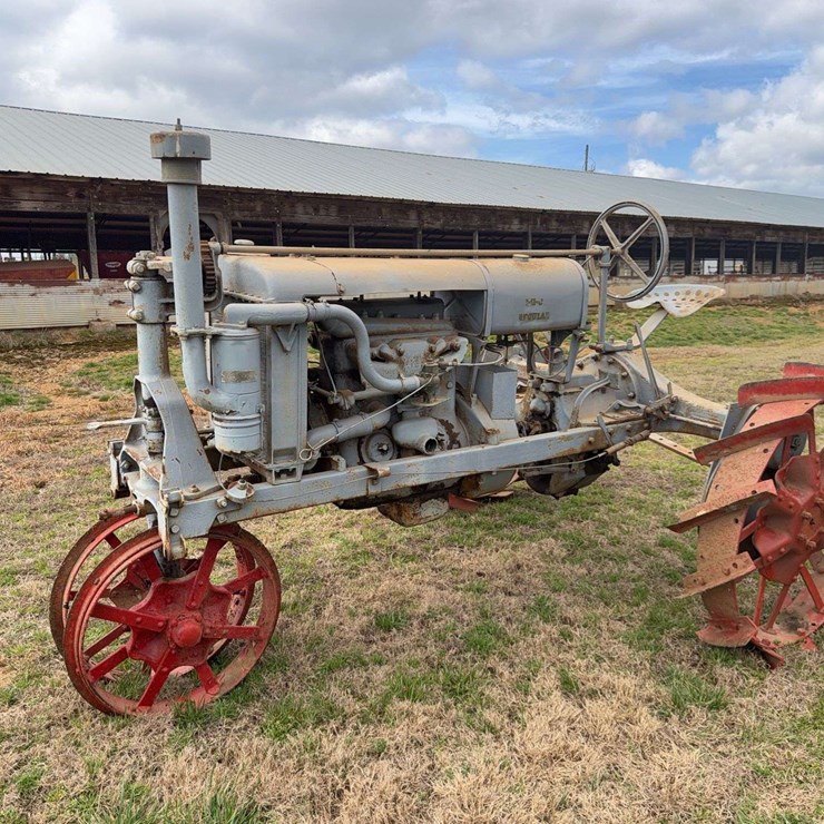 Farmall Regular