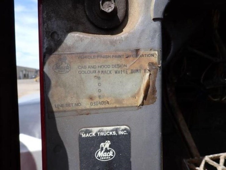 1993-mack-rd690s-image-11