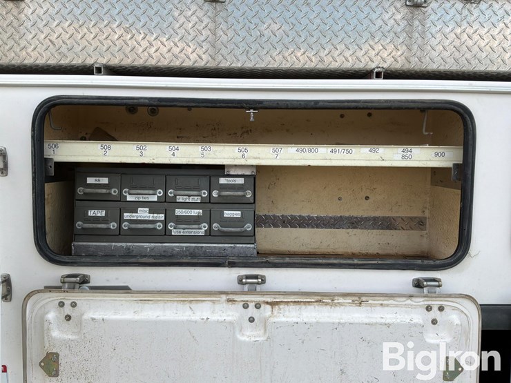 2010-freightliner-m2-106-image-19