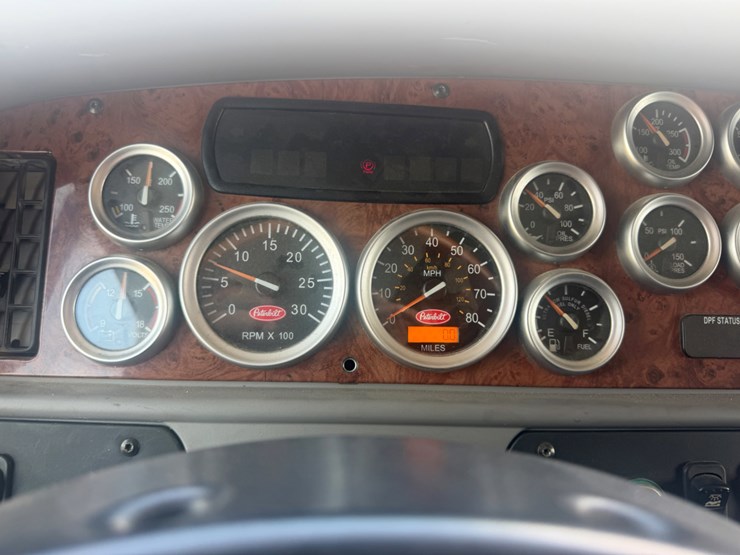 2009-peterbilt-387-image-12
