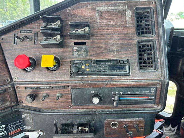 2000-freightliner-fld120-image-20