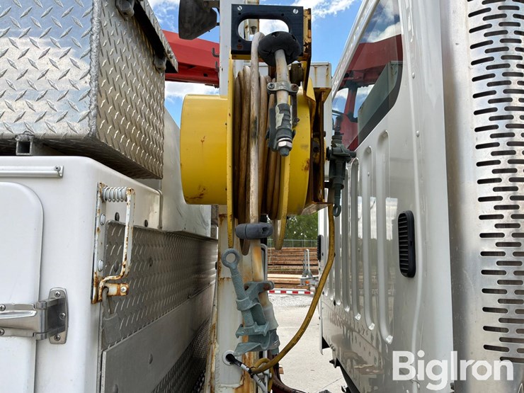 2010-freightliner-m2-106-image-14