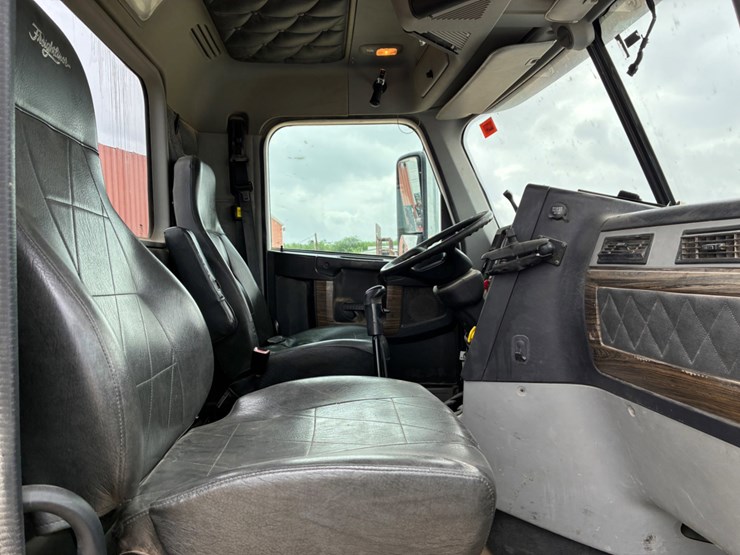 2015-freightliner-coronado-122-sd-image-3