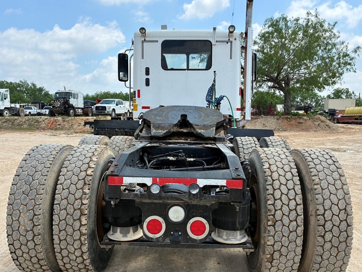 2015-freightliner-coronado-122-sd-image-10