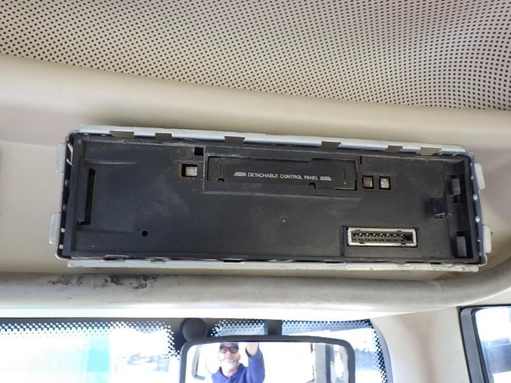 2005-john-deere-7220-image-52