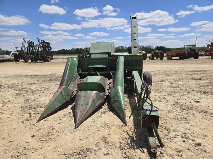 john-deere-300-image-2