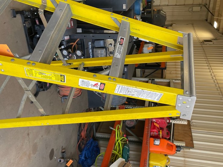 #4589-•-keller-fiberglass-step-ladder-image-2