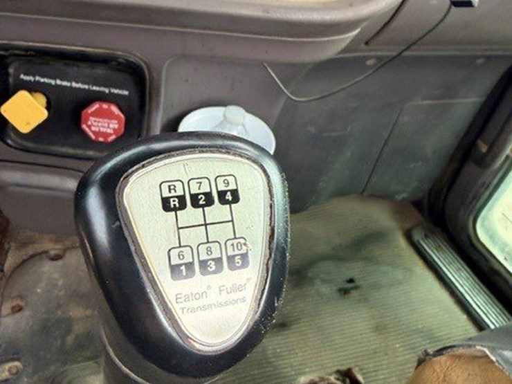 2013-peterbilt-367-image-11