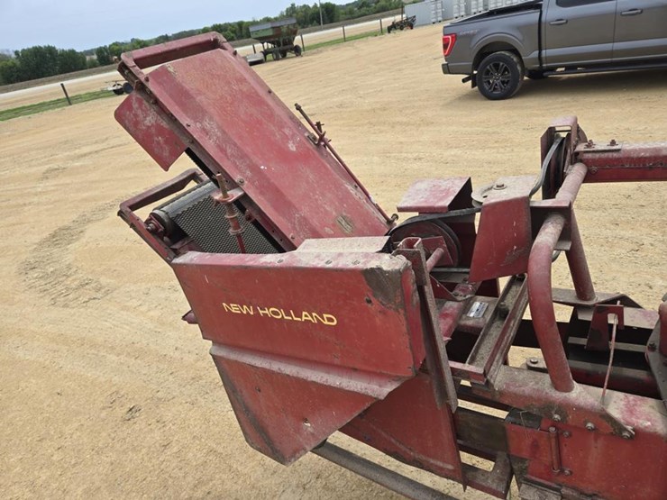 new-holland-320-image-9