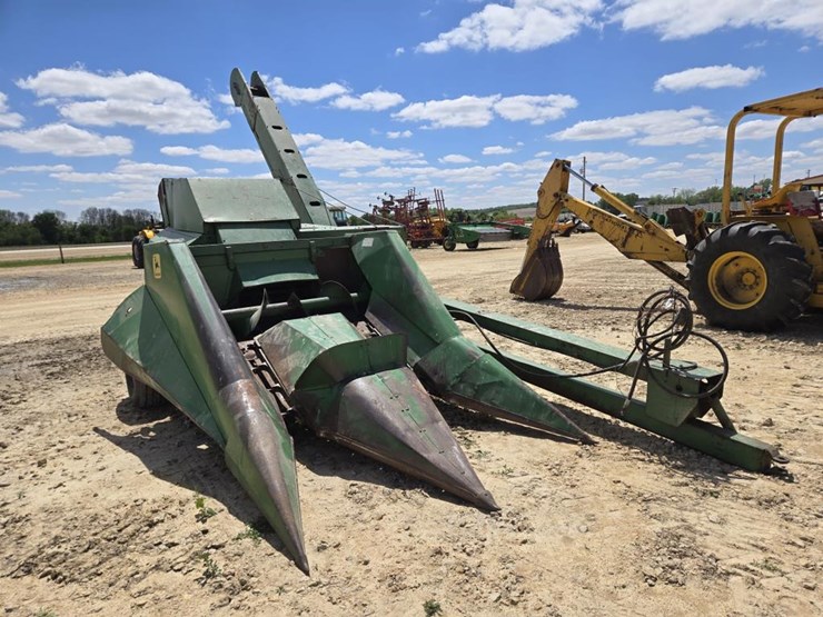 john-deere-300-image-1