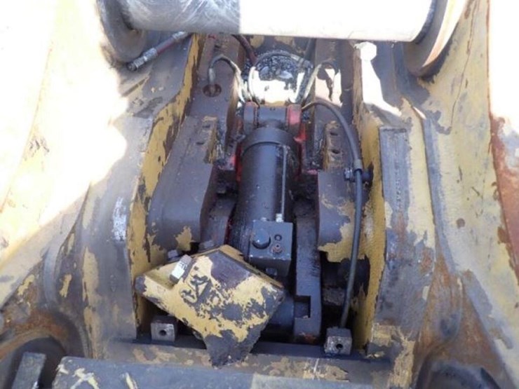 caterpillar-hydraulic-quick-coupler-image-12