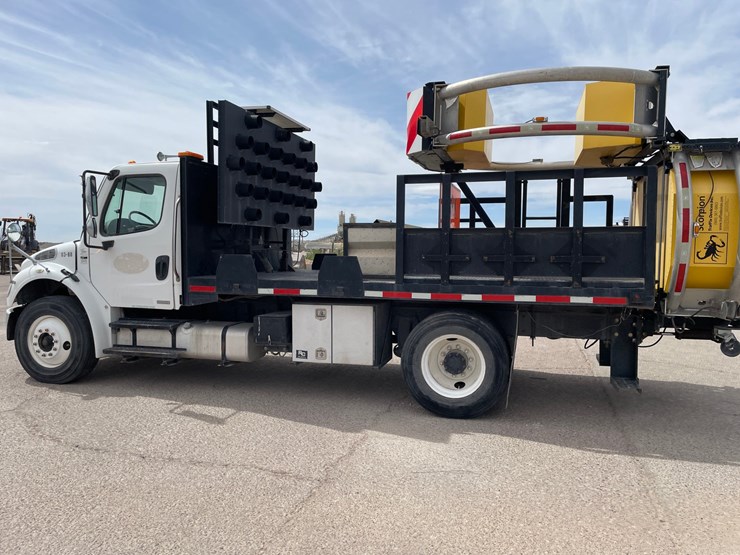 2008-freightliner-m2-106-image-8