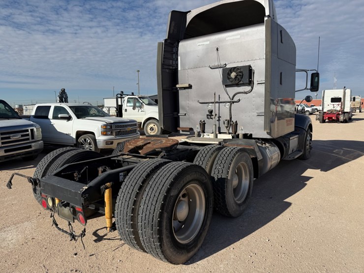2013-peterbilt-384-image-3