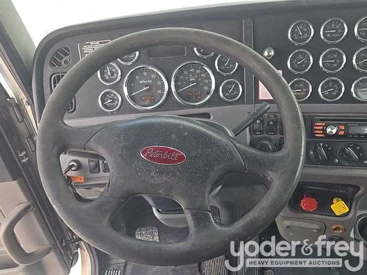 2010-peterbilt-367-image-58
