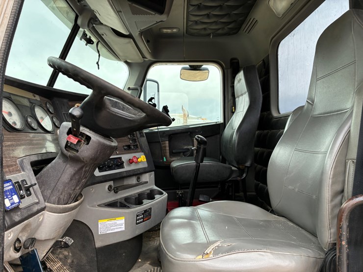 2016-freightliner-coronado-122-sd-image-11